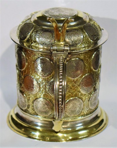 Tankard en argent doré, orné de 38 anciennes pièces d'argent - Romano Ischia